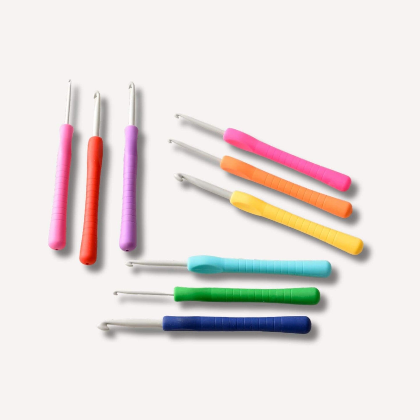 Pony Easy Grip virknålar i 9-pack, tillverkade av aluminium med färgglada handtag i plast.