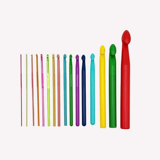 Pony virknålar i olika storlekar (2-20 mm) med 15 cm skaft, tillverkade av aluminium och plast. Virknålarna är färgglada.