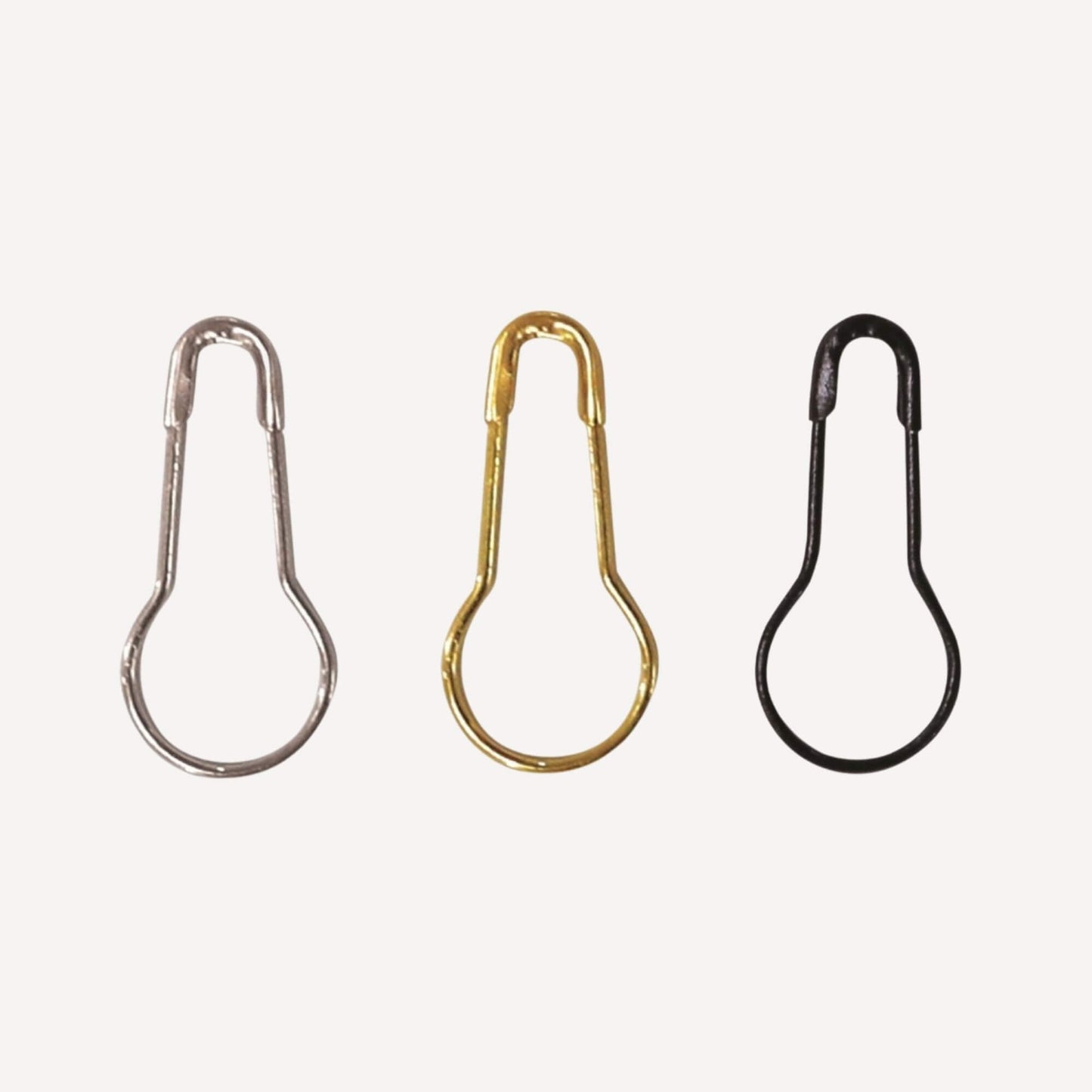 Päronformade säkerhetsnålar från Pony, 22 mm långa.