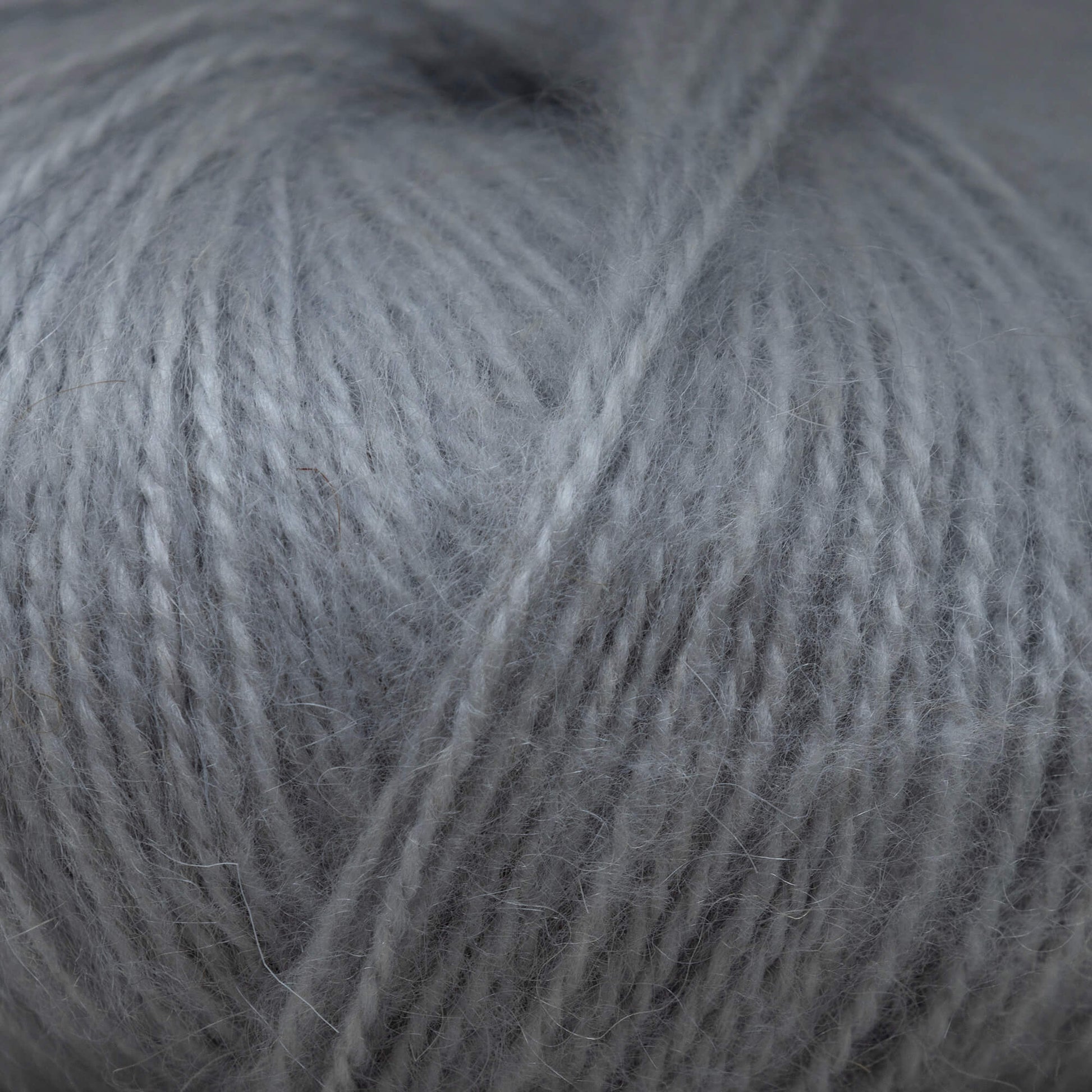 Soufflé - ett garn med mohairblandning från Filatura Cervinia i färgen pärlgrå