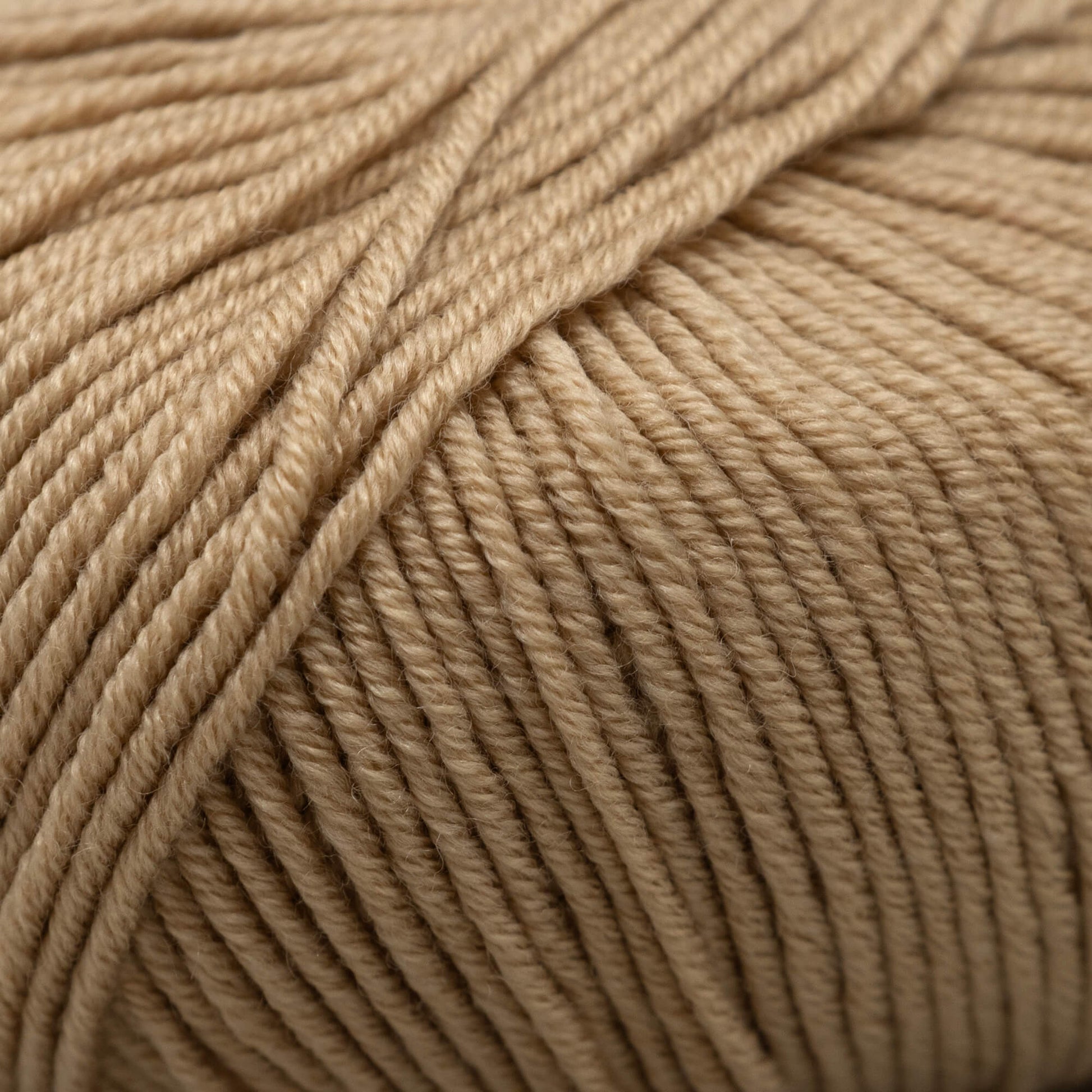 Super tajmahl, ett garn i merinoull, silke och kashmirblandning från Filatura Cervinia i färgen kamel