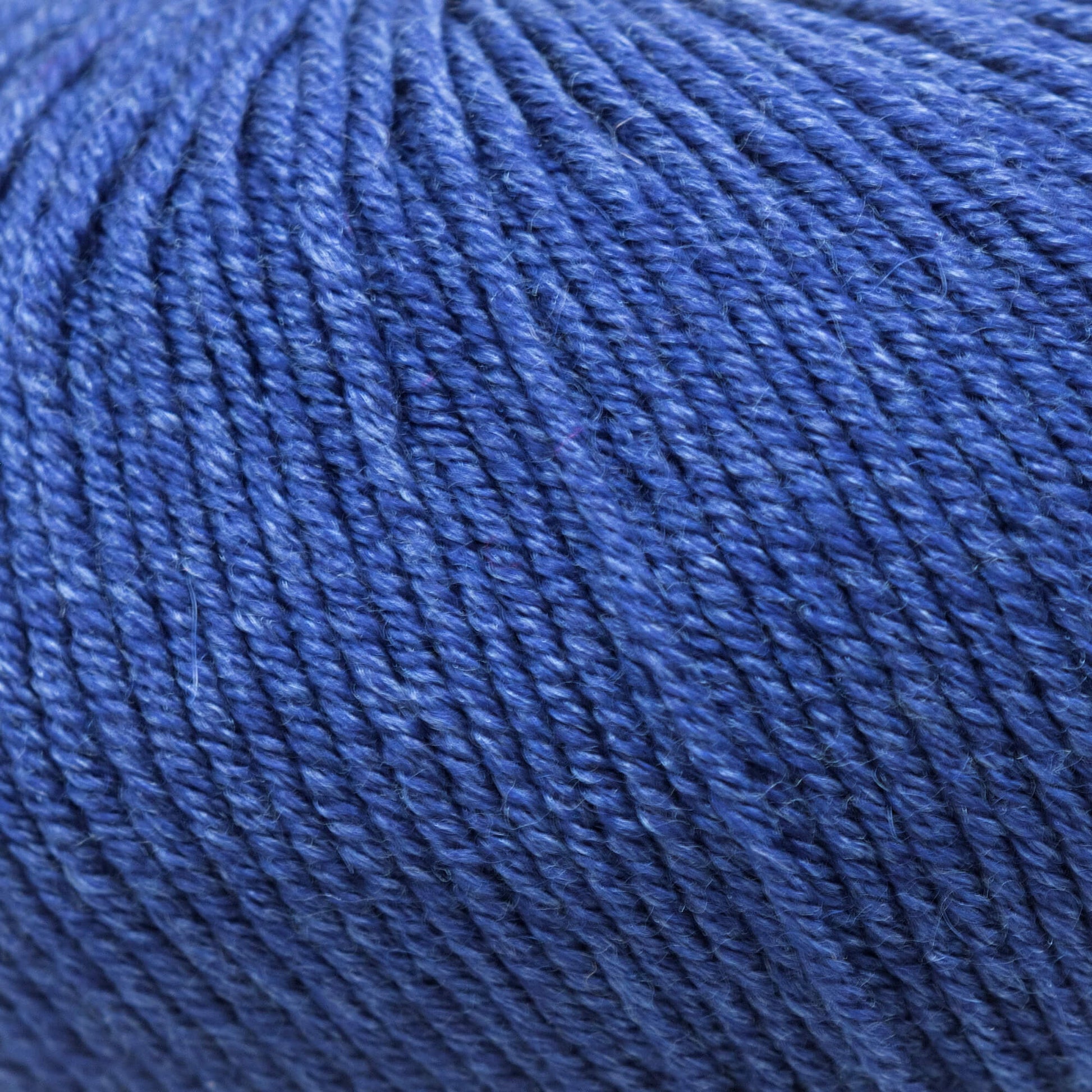 Super tajmahl, ett garn i merinoull, silke och kashmirblandning från Filatura Cervinia i färgen marinblå